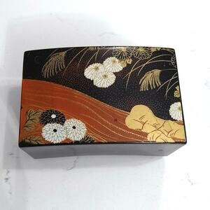 Vintage Japanese hand painted small keepsake/trinket box. Luxury unique 5x3 in